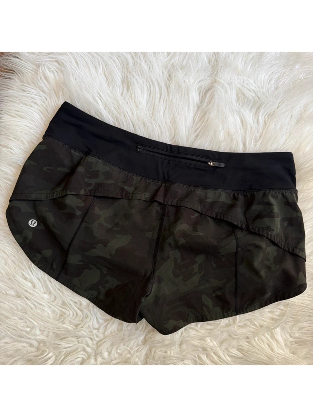Lululemon green camo low rise shorts 2.5 size 8